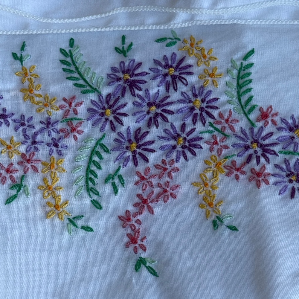 Vintage Hand Embroidered Pillowcases – Floral Pastel Design – 1950s Cotton Pair - Picture 13 of 16